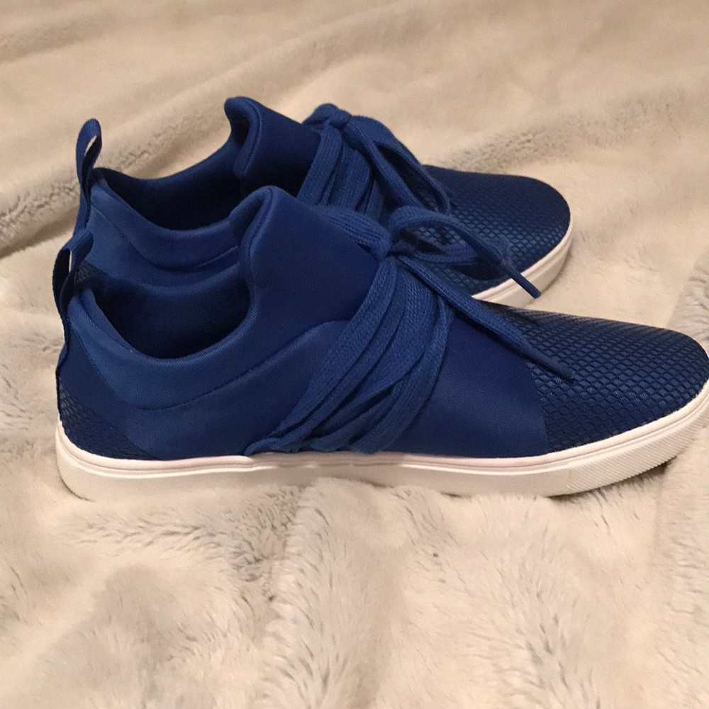 Blue tennis shoes